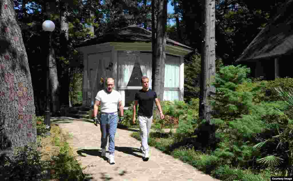 Camino al gimnasio el presidente Putin y el ex presidente Medvedev, ahora premier de Rusia.