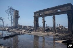 Los daños causados por el incendio son evidentes el 9 de agosto de 2023, en Lahaina, Hawai. (Tiffany Kidder Winn vía AP, archivo)