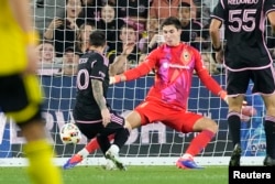 El delantero del Inter Miami CF Lionel Messi (10) marca ante el portero del Columbus Crew Patrick Schulte (28) durante la primera parte del partido de fútbol de la MLS en el Lower.com Field. Oct 2, 2024 (Adam Cairns-USA TODAY Network vía Imagn Images)