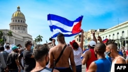 La protesta del 11 de julio de 2021 frente al Capitolio, en La Habana. (YAMIL LAGE/AFP).