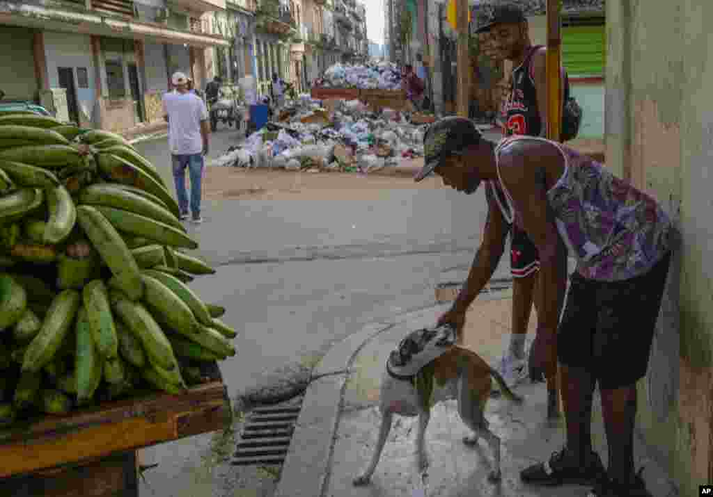 Una céntrica esquina de La Habana, bloqueada por montones de basura.&nbsp;